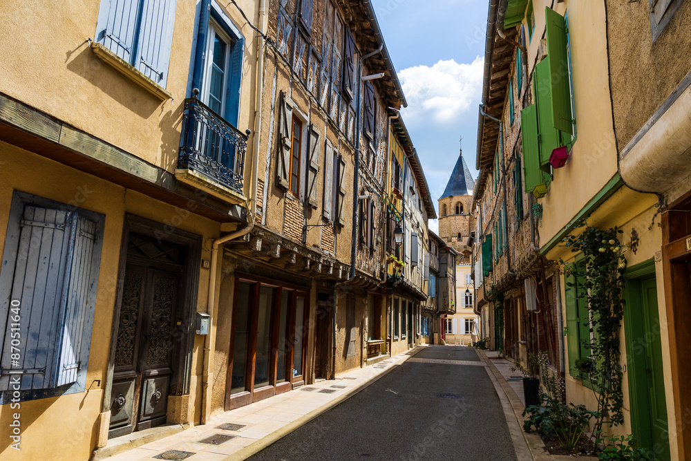 Rue du Maquis et clocher de l’église Saint-Martin à Sorèze Rue du Maquis et clocher de l’église Saint-Martin à Sorèze