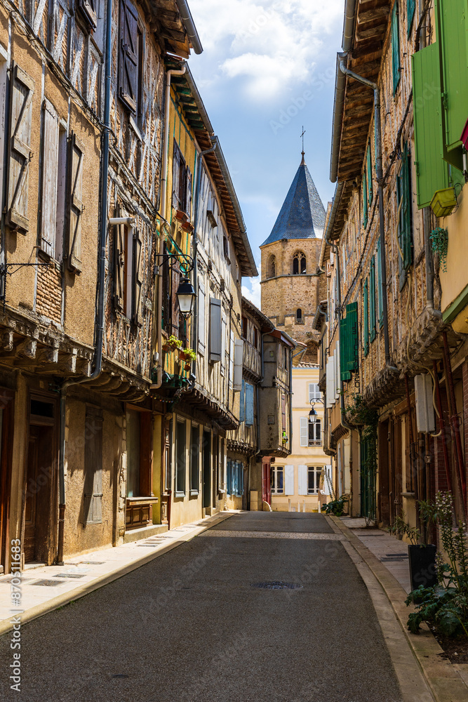 Rue du Maquis et clocher de l’église Saint-Martin à Sorèze Rue du Maquis et clocher de l’église Saint-Martin à Sorèze