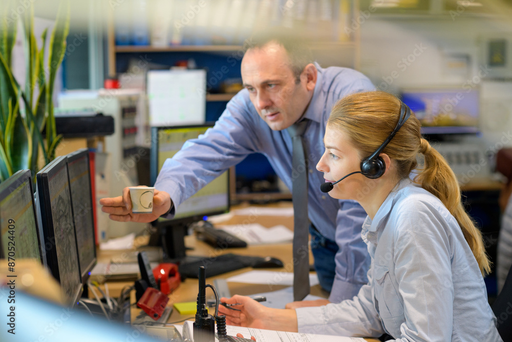 Obraz premium two entrepreneurs sitting together working in an office