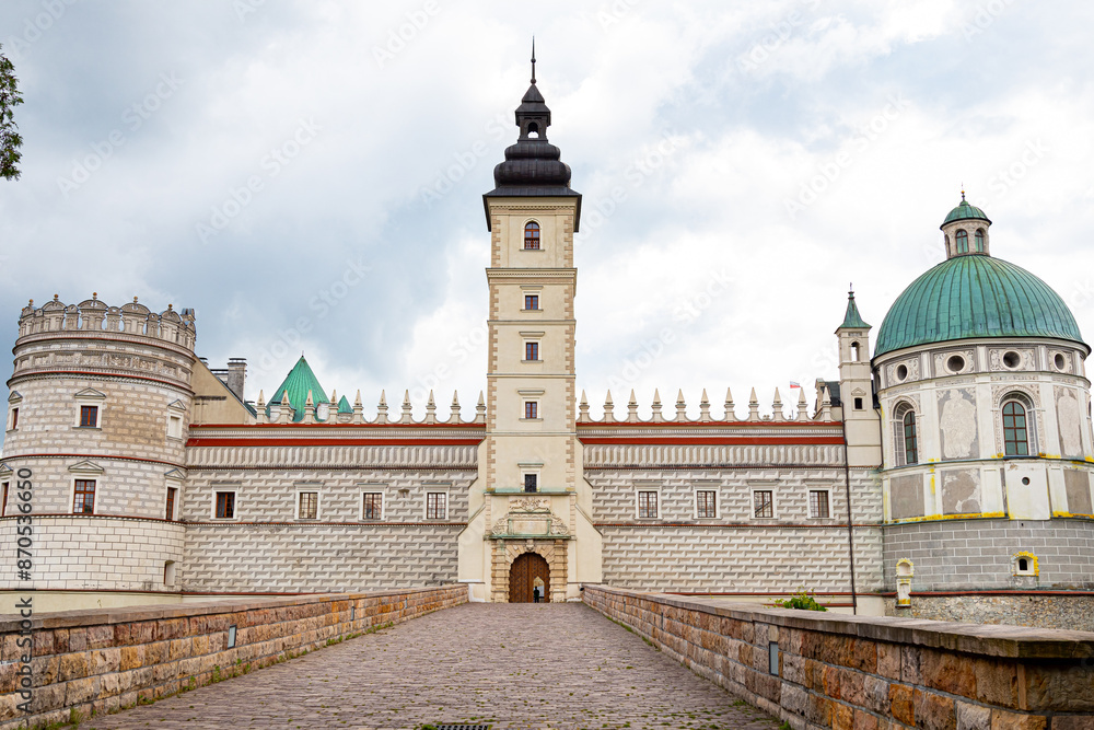 Położony na trakcie Przemyśl-Sanok, w pobliżu przeprawy przez San, zamek w Krasiczynie należy do najpiękniejszych pomników polskiego renesansu Położony na trakcie Przemyśl-Sanok, w pobliżu przeprawy przez San, zamek w Krasiczynie należy do najpiękniejszych pomników polskiego renesansu