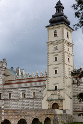 Położony na trakcie Przemyśl-Sanok, w pobliżu przeprawy przez San, zamek w Krasiczynie należy do najpiękniejszych pomników polskiego renesansu photo