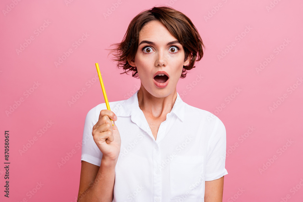 Portrait speechless shock girl wear white trendy shirt holding yellow pen surprised she found innovation isolated on pink color background Portrait speechless shock girl wear white trendy shirt holding yellow pen surprised she found innovation isolated on pink color background
