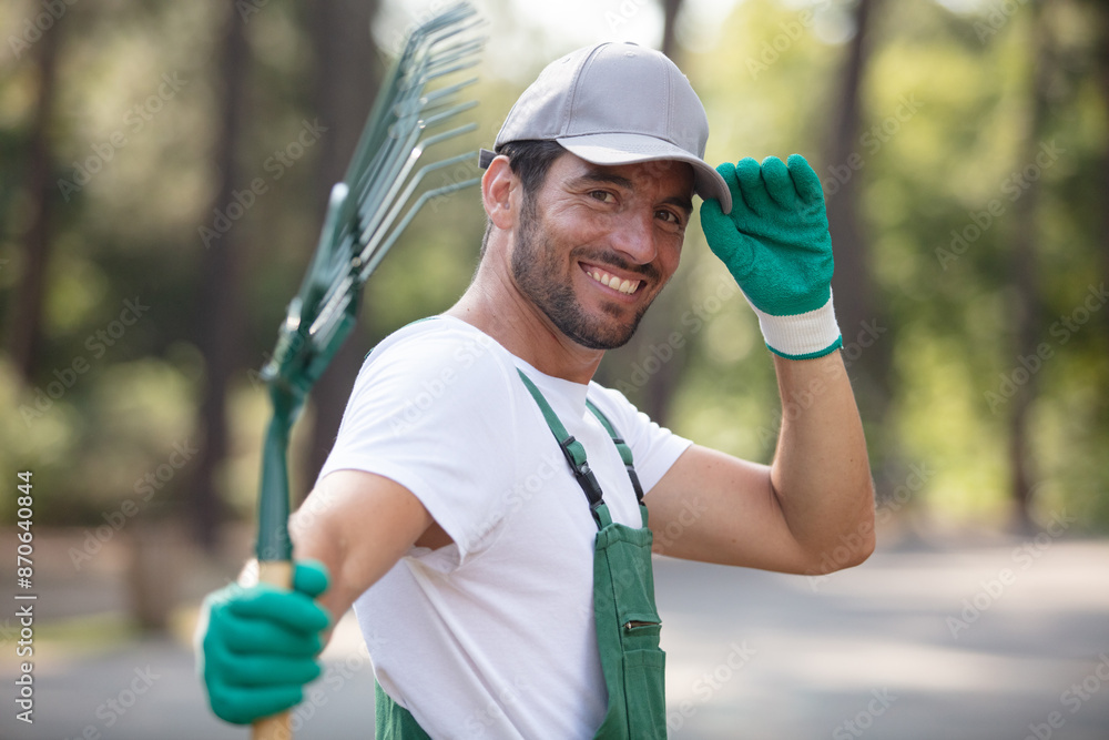 Ταπετσαρία happy male gardner with gardening tool