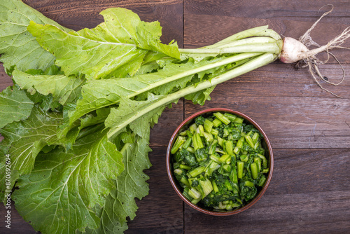収穫した野沢菜の株と野沢菜の漬物