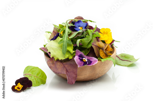 Frischer Salat mit Blüten photo