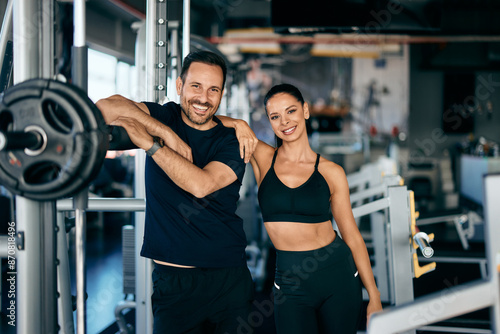 Fotografía Portrait of a gym couple, posing for the camera at the gym.