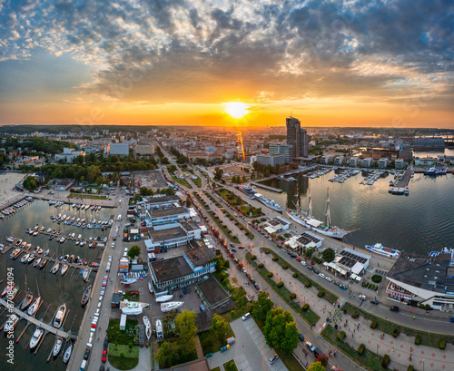 Fotografia Beautiful scenery of Gdynia city with a marina at sunset. Poland.