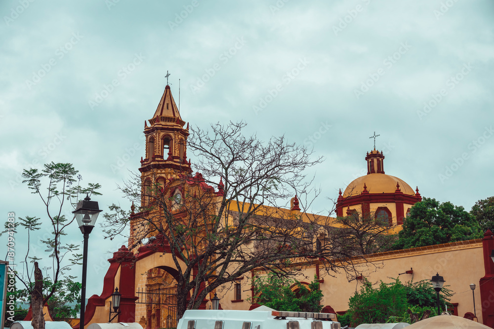 Obraz premium Sanctuary of the Holy Child of La Mezclita and the Apostle Santiago, one of the 5 Franciscan Missions in the Sierra Gorda of Queretaro, in Jalpan de Serra, people who go to Mass are distinguished.
