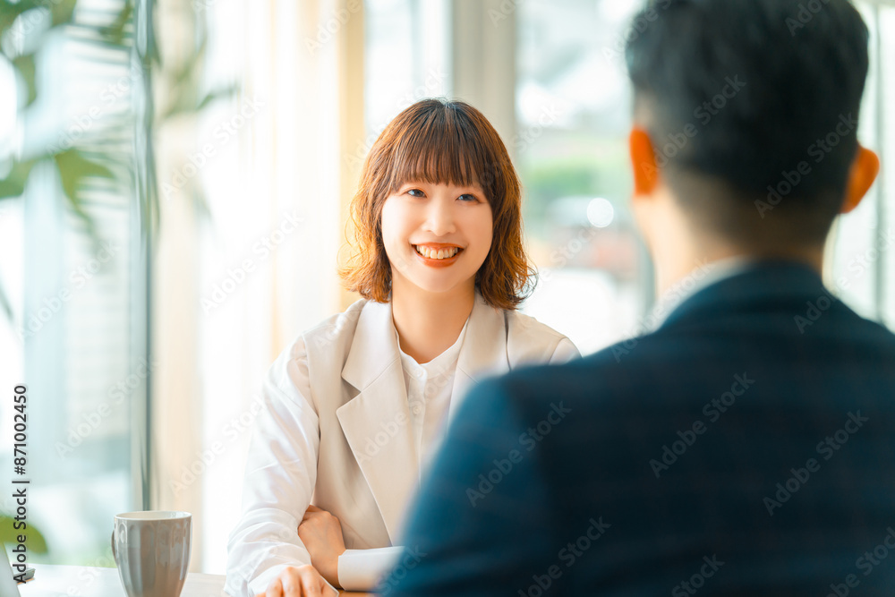 ミーティングをする男女のビジネスマン ミーティングをする男女のビジネスマン
