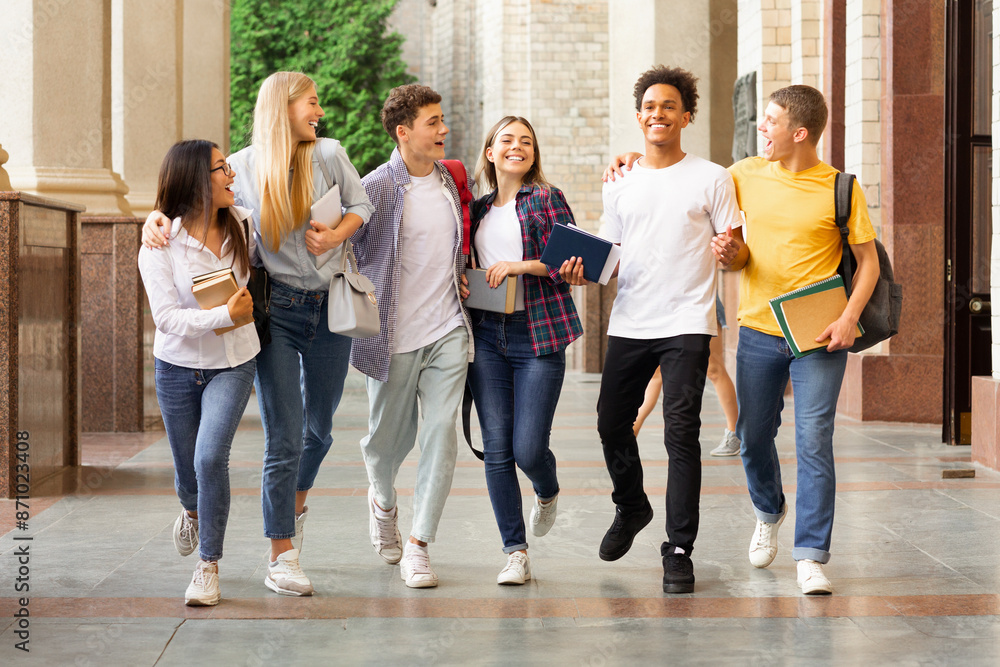 Obraz premium Successful tests. Students walking in university campus and chatting outdoors