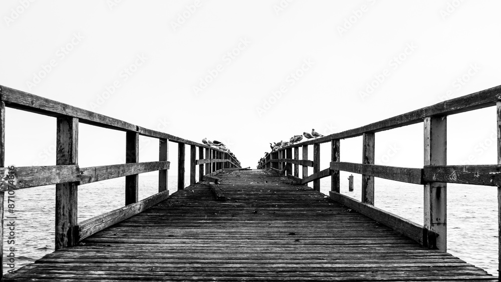 Fototapeta premium Zerfallener Steg ins Nichts
