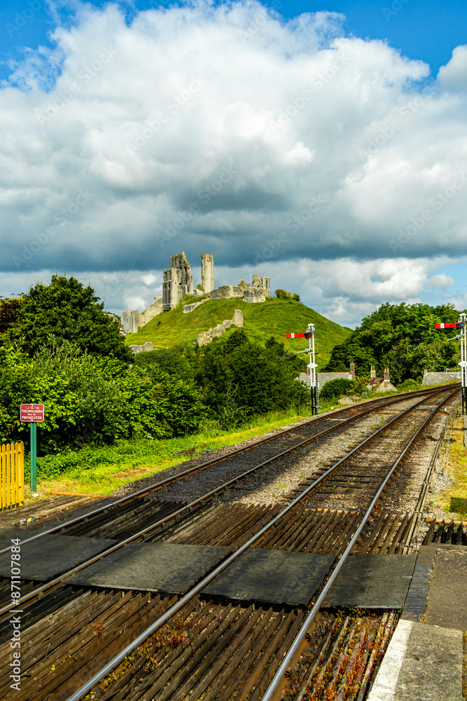 Fototapeta premium Unterwegs in der wunderschönen Landschaft von Dorset zum Corfe Castle und der Swanage Railway - Vereinigtes Königreich