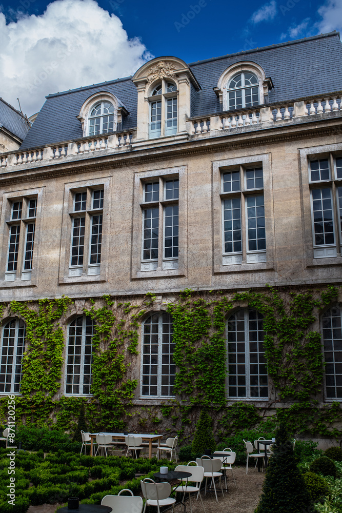 Fototapeta premium Bâtiments patrimonial dans le centre de Paris en France