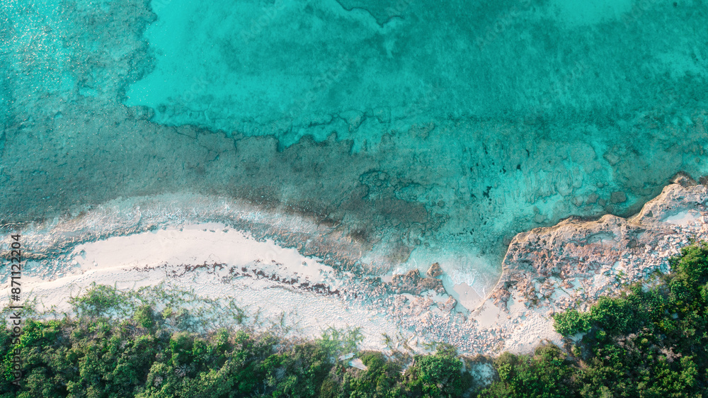 Naklejka premium Drone shot overlooking sandy beach