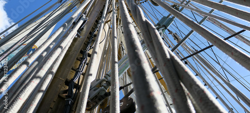Foto stehendes und laufendes Gut am Hauptmast eines Windjammers - standing and runnin