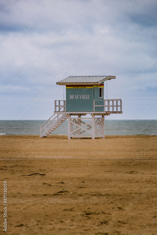 La plage et la Cabane en bois sur pilotis de Deauville La plage et la Cabane en bois sur pilotis de Deauville