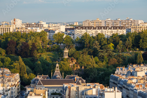 Vue aérienne du parc des Buttes-Chaumont avec le temple de la Sibylle, à Paris