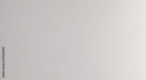 Fondo liso plateado brillante. Textura azul claro metálica suave. Ilustración abstracta de destellos y sombras.