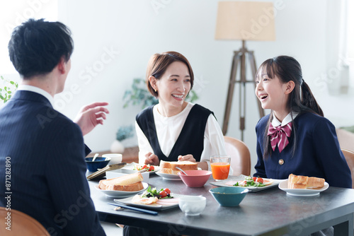 Canvastavla 朝食を食べる家族　女の子と両親