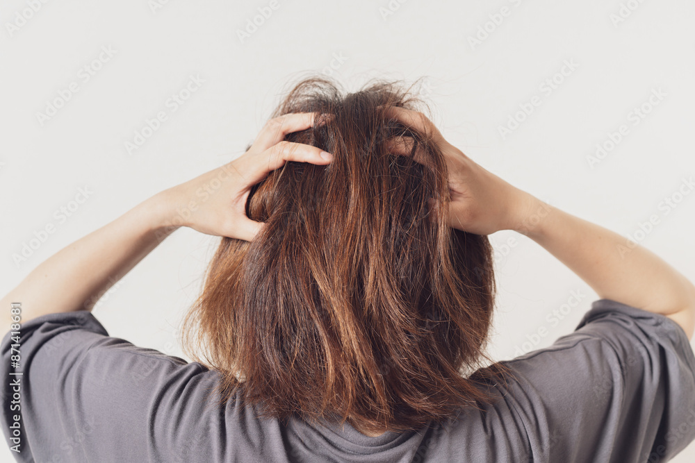 頭を抱える女性の後ろ姿 頭を抱える女性の後ろ姿