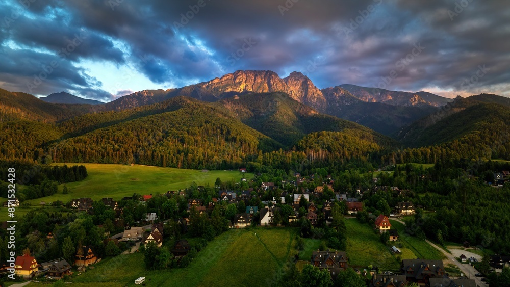 Fototapeta premium Giewont i Tatry o zachodzie słońca - zdjęcie z drona z Zakopanego