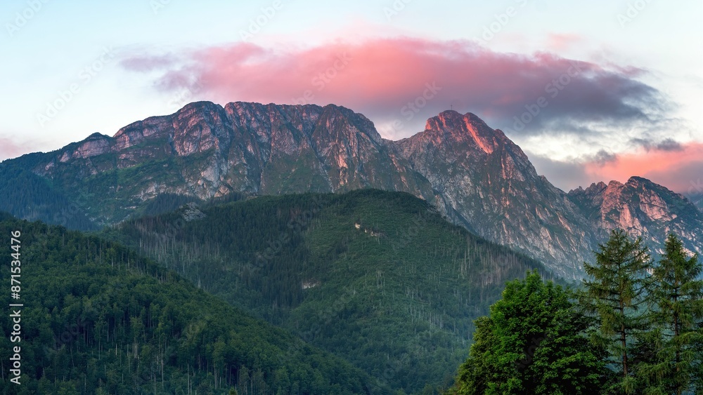 Naklejka premium Giewont widziany z Zakopanego o zachodzie słońca