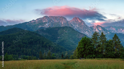 Fototapeta Naklejka Na Ścianę i Meble -  Giewont widziany z Zakopanego o zachodzie słońca