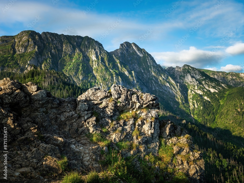 Giewont widziany z Sarniej Skały o wschodzie słońca Giewont widziany z Sarniej Skały o wschodzie słońca