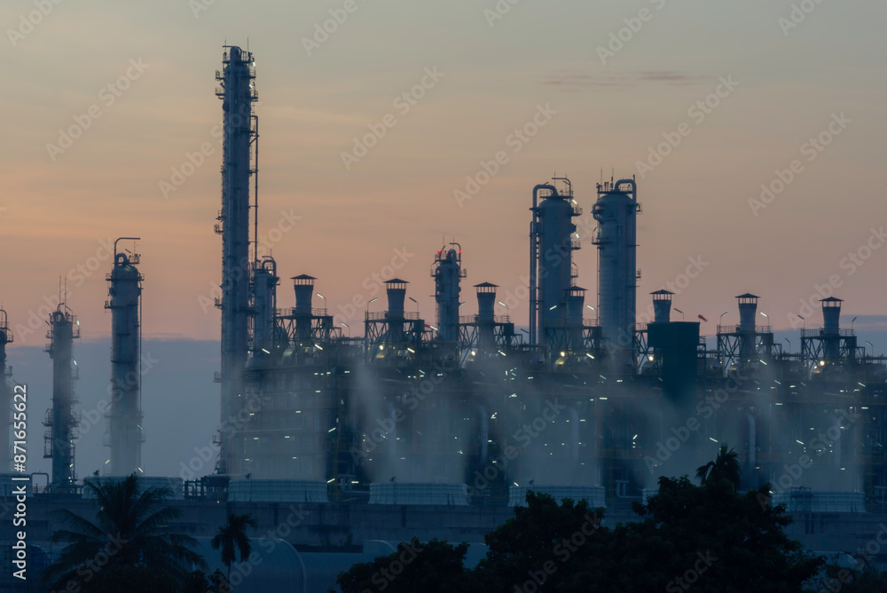 Obraz premium Gas turbine electrical power plant at dusk with orange sky