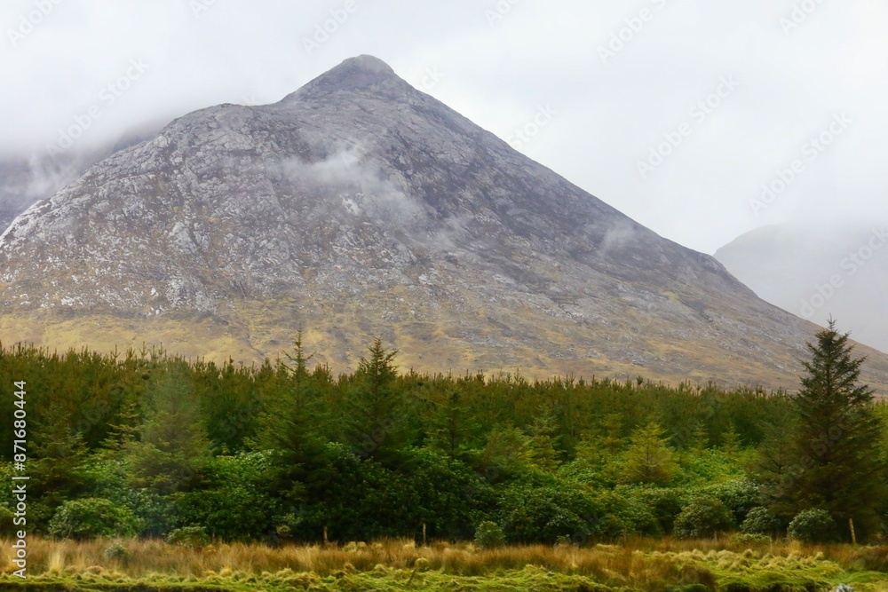Fototapeta premium Mountain landscape in scenic rural Ireland 