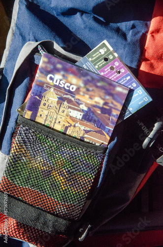 Mochila con mapa y folleto turístico sobre Cusco, Perú