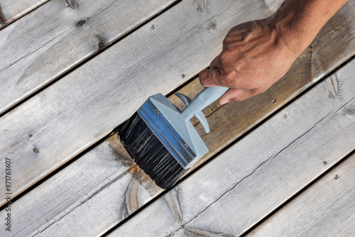 Holzterasse mit Naturöl einlassen