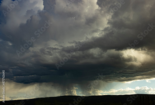 Sturmwolken am Horizont mit einem Regenschauer