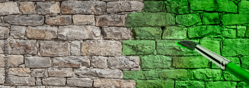 Imganinärer Pinsel malt eine Mauergrün