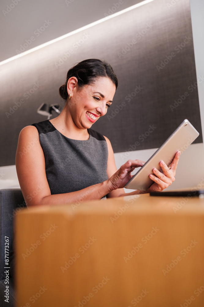 Naklejka premium Businesswoman using her tablet remotely to accomplish work and goals. Concept: leadership, business