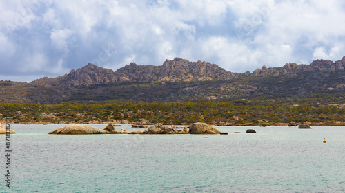 Panorámica de la isla de Caprera en el archipiélago de la Magdalena, Cerdeña, Italia. En primer plano, se observan aguas cristalinas con grandes formaciones rocosas. photo