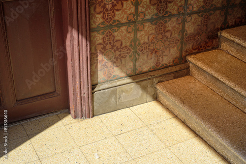 Escalera en portal con azulejo