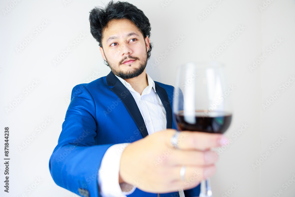 ワインをたしなむ男性 ワインをたしなむ男性