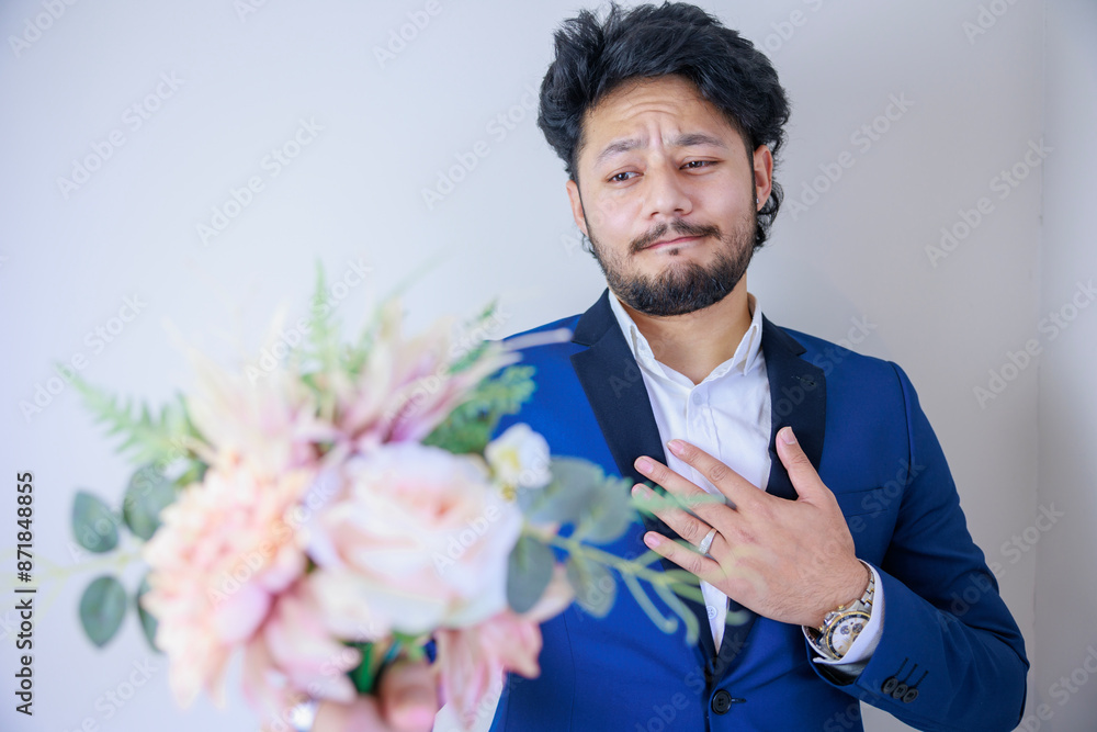 ブーケを差し出すスーツの男性