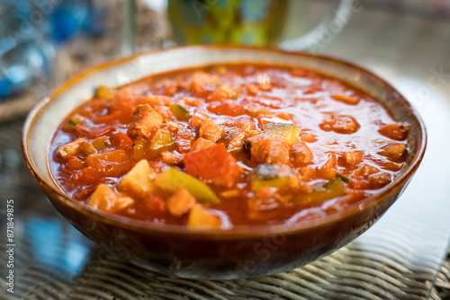 Leczo, prosta potrawa z papryki, cebuli i pomidorów, smażonych i doprawionych papryką. photo