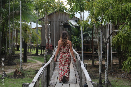 mulher caminhando em palafitas em hotel de selva, no Amazonas  photo