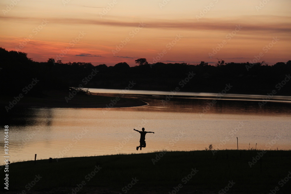 Obraz premium silhueta de homem em pôr do sol no lago acajutuba, em Iranduba, Amazonas 