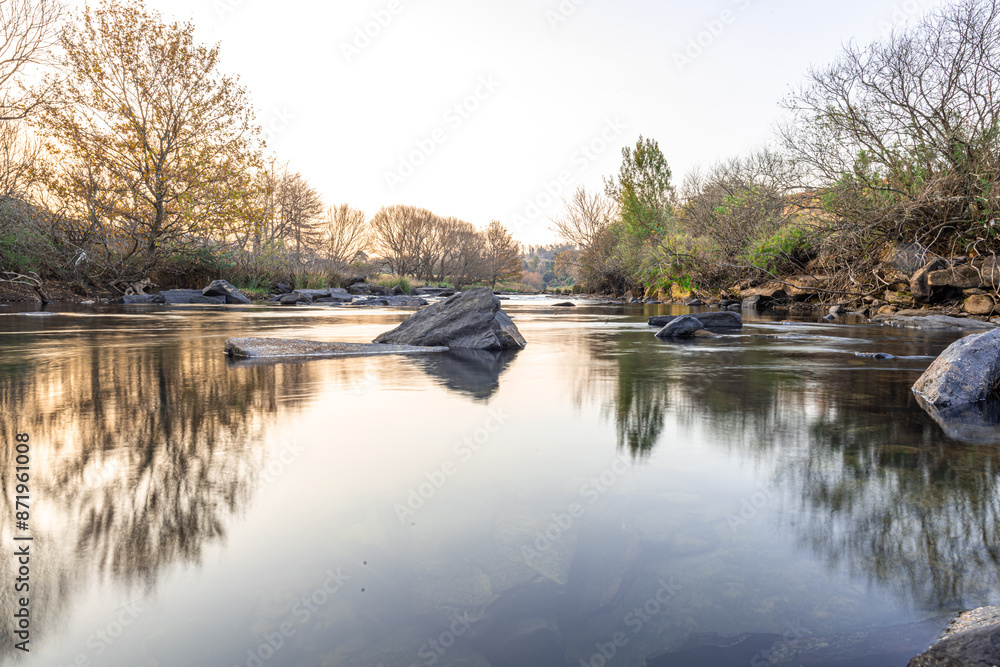 Obraz premium Sunrise along the river at the farm