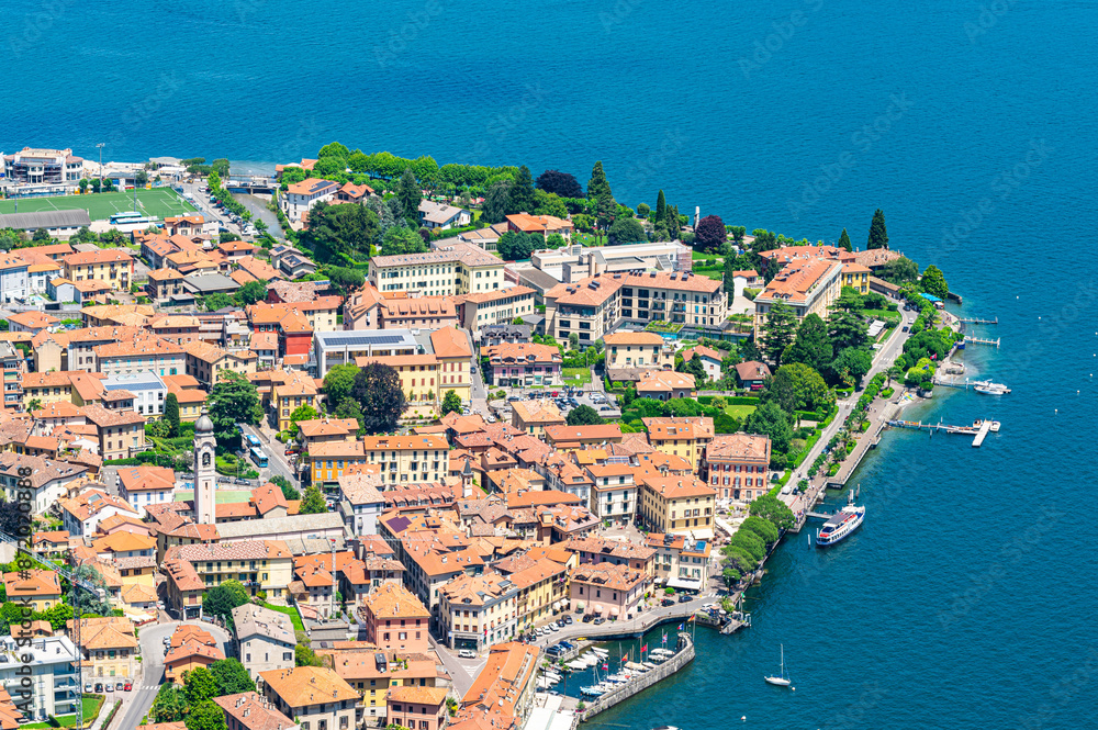 Φωτογραφία The town of Menaggio, photographed from above, with the buildings, the lakeside and the mooring piers
