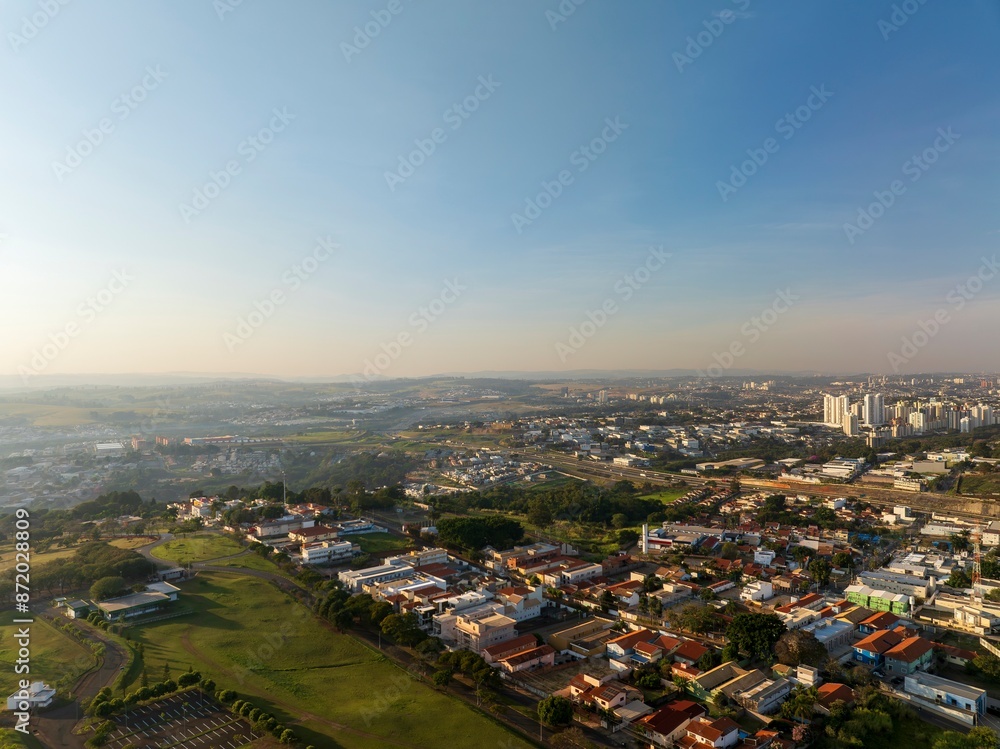 Obraz premium Foto aérea da cidade de Campinas, uma das maiores cidades do estado de São Paulo