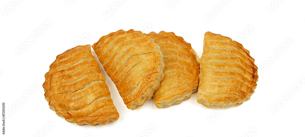 chausson aux pommes, en gros plan, isolé sur un fond blanc chausson aux pommes, en gros plan, isolé sur un fond blanc