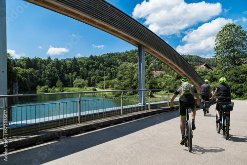 Radlergruppe fährt über die Donaubrücke, Baden-Württemberg,