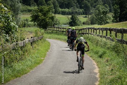 Gruppe Fahrradfahrer auf dem Donauradweg in Baden-Württemberg,