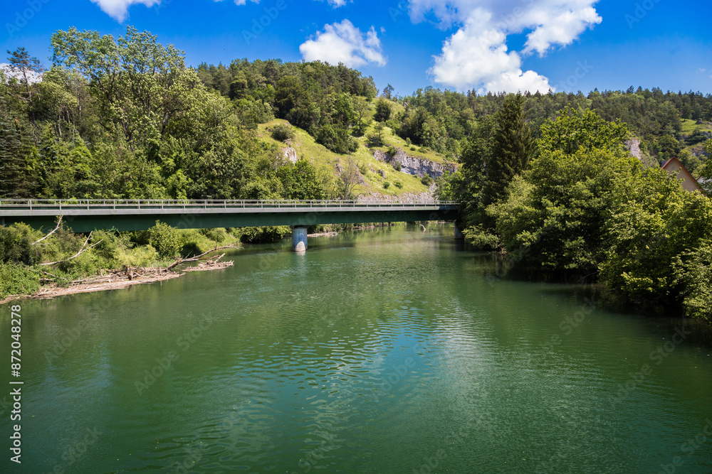 Fototapeta premium Donauradweg in der Nähe von Sindelfingen, mit Blick von der Brücke