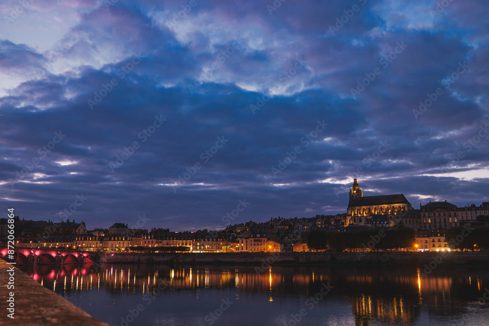 Naklejka premium Twilight hues over the loire valley
